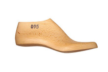 Load image into Gallery viewer, Wooden shoe last 095 for bespoke shoemaking, 10, 20, 30, 40, 50, 60, 70 mm
