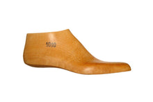 Load image into Gallery viewer, Wooden shoe boot last 1010 for bespoke shoemaking, 20 mm