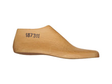 Load image into Gallery viewer, Wooden shoe barefoot last 187311 for bespoke shoemaking