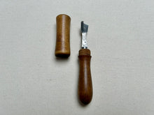 Load image into Gallery viewer, Feathering knife by OMÖ