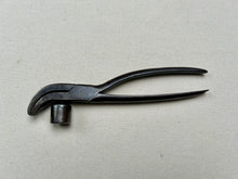 Load image into Gallery viewer, Shoemaker lasting pliers N7