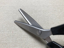 Load image into Gallery viewer, Pinking shears 3 mm and 4 mm Zigzag