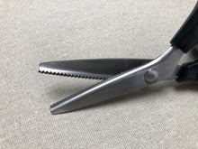 Load image into Gallery viewer, Pinking shears 3 mm and 4 mm Zigzag