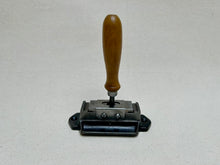 Load image into Gallery viewer, Aglet crimping machine