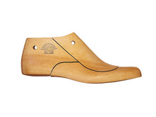 Load image into Gallery viewer, Wooden shoe last 2454 for bespoke shoemaking, 15 mm
