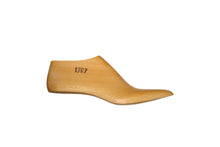 Load image into Gallery viewer, Wooden shoe last 1797 for bespoke shoemaking, 55 mm