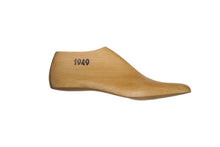 Load image into Gallery viewer, Wooden shoe last 1949 for bespoke shoemaking, 30 mm