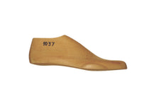 Load image into Gallery viewer, Wooden shoe last 1957 for bespoke shoemaking, 10 mm