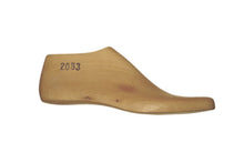 Load image into Gallery viewer, Wooden shoe last 2083 for bespoke shoemaking, 20 mm