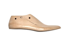 Load image into Gallery viewer, Wooden shoe last 2095020 for bespoke shoemaking, 25 mm