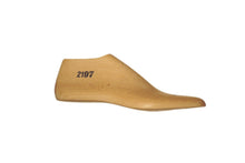 Load image into Gallery viewer, Wooden shoe last 2197 for bespoke shoemaking, 20 mm