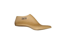 Load image into Gallery viewer, Wooden shoe last 2628 for bespoke shoemaking, 40 mm
