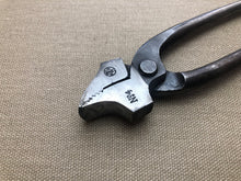 Load image into Gallery viewer, z Wide shoemaker lasting pliers by H.Dürr