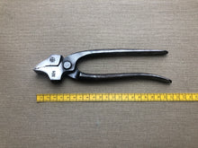 Load image into Gallery viewer, z Wide shoemaker lasting pliers by H.Dürr