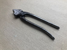 Load image into Gallery viewer, z Wide shoemaker lasting pliers by H.Dürr