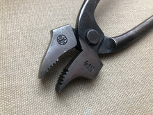 Load image into Gallery viewer, z Wide shoemaker lasting pliers by H.Dürr