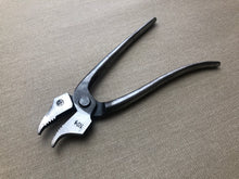 Load image into Gallery viewer, z Narrow shoemaker lasting pliers by manufacturer H.Dürr