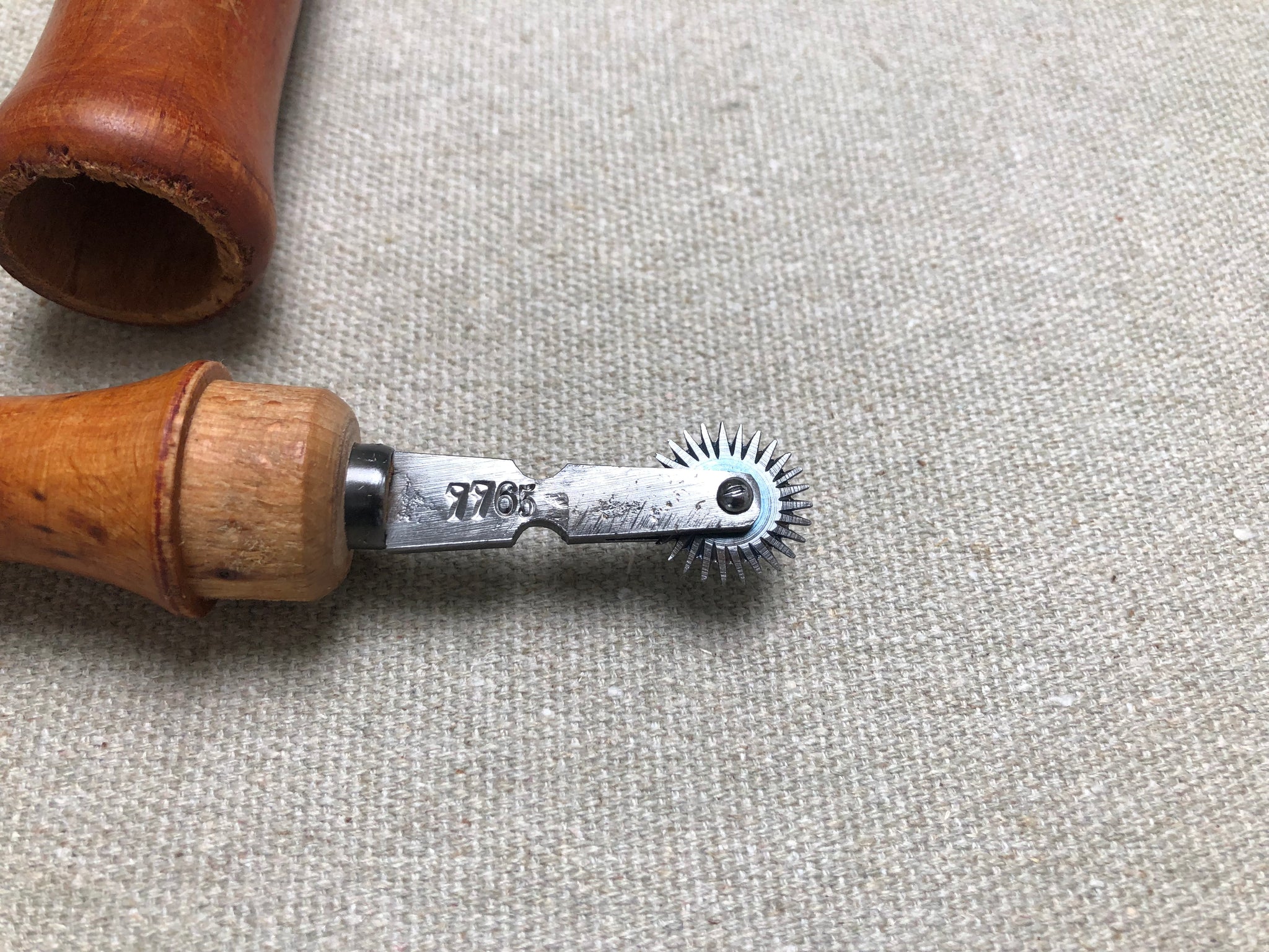 Pattern Marking Wheel x Stitch marking wheel 12 stitches per inch – Shoemakercraft