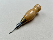 Load image into Gallery viewer, Hook needle in large handle 2,2 mm and 2,7 mm
