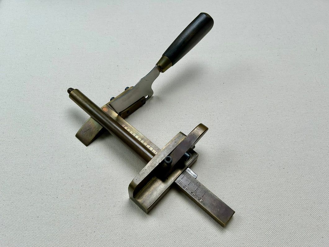 Plough gauge with 2 knifes