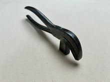 Load image into Gallery viewer, Shoemaker lasting pliers No.3a
