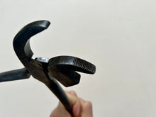 Load image into Gallery viewer, Shoemaker lasting pliers No.3a
