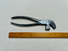Load image into Gallery viewer, Shoemaker lasting pliers No.3a
