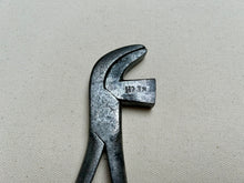 Load image into Gallery viewer, Shoemaker lasting pliers No.3a
