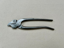 Load image into Gallery viewer, Shoemaker lasting pliers, narrow by Dauerschnitt
