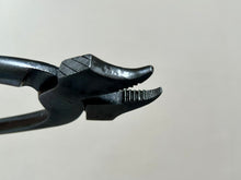 Load image into Gallery viewer, Shoemaker lasting pliers, narrow by Dauerschnitt
