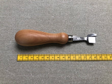 Load image into Gallery viewer, Feathering knife 2,0 mm depth by Don Carlos
