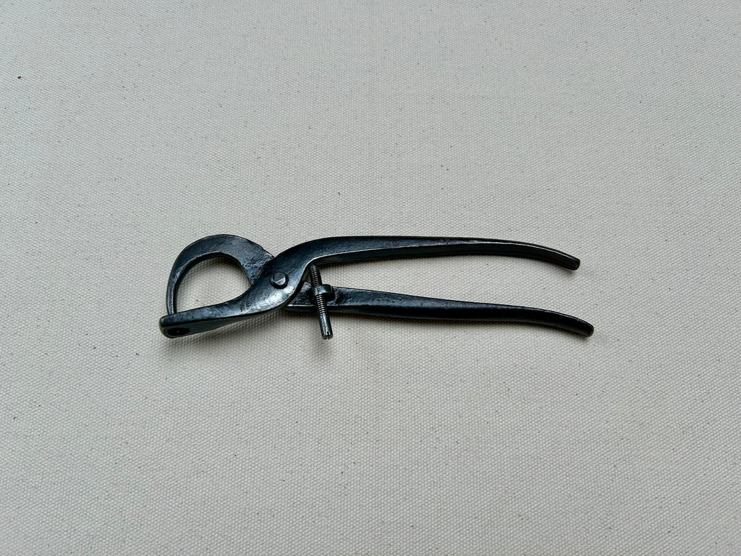 Eyelet extractor pliers