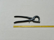 Load image into Gallery viewer, Eyelet extractor pliers, heavy
