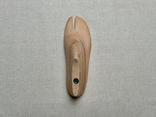 Load image into Gallery viewer, Wooden sandal last 1873002S for bespoke shoemaking
