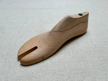 Load image into Gallery viewer, Wooden sandal last 1873002S for bespoke shoemaking
