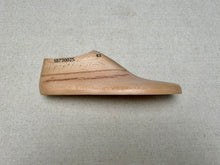 Load image into Gallery viewer, Wooden sandal last 1873002S for bespoke shoemaking
