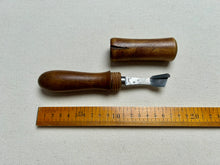 Load image into Gallery viewer, Feathering knife by OMÖ
