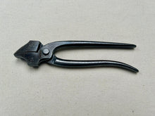 Load image into Gallery viewer, Shoemaker lasting pliers No.4
