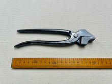 Load image into Gallery viewer, Shoemaker lasting pliers No.4
