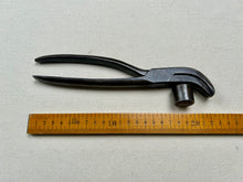 Load image into Gallery viewer, Shoemaker lasting pliers N7
