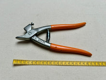 Load image into Gallery viewer, x Fudge pliers by R.Hess
