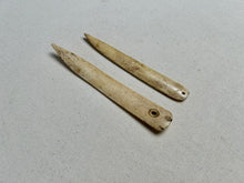Load image into Gallery viewer, Sleeking bone, vintage
