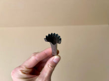 Load image into Gallery viewer, Round zig zag iron set
