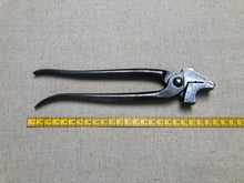 Load image into Gallery viewer, x E.A.Berg lasting pliers 502
