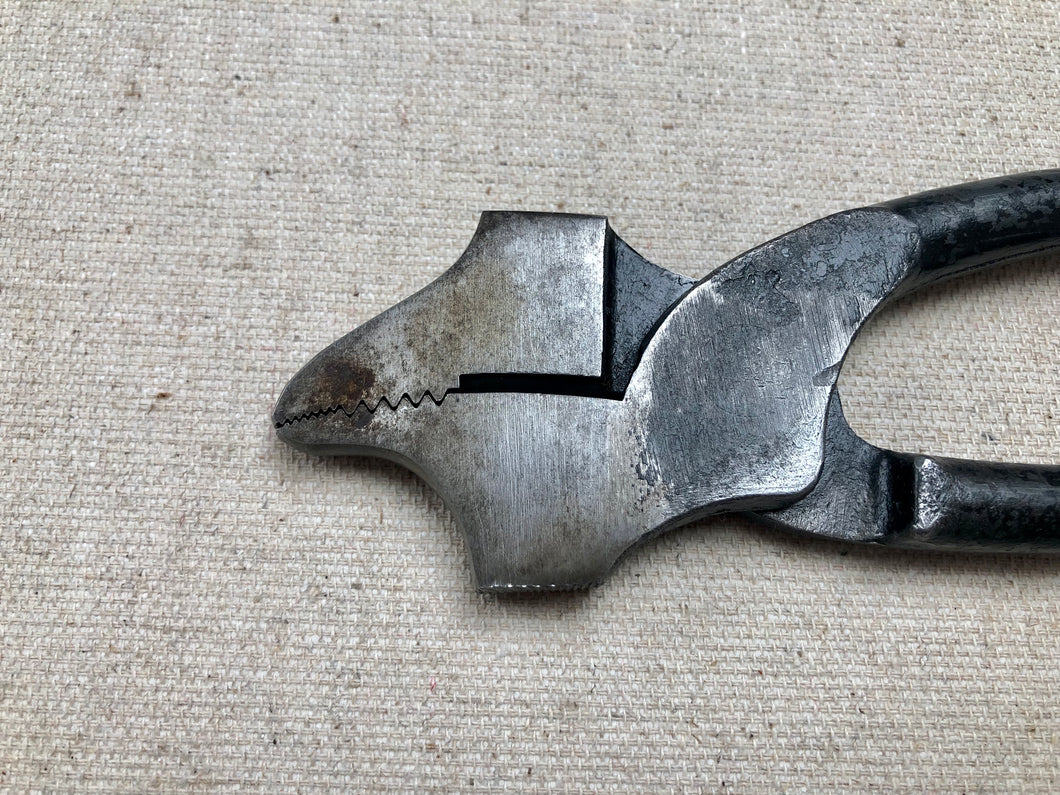 Shoemaker lasting pliers, narrow shape