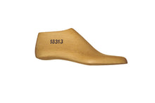 Load image into Gallery viewer, Wooden shoe last 18313 for bespoke shoemaking, 20 mm
