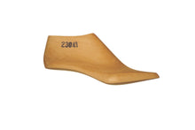 Load image into Gallery viewer, Wooden shoe last 23041 for bespoke shoemaking, 50 mm
