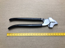 Load image into Gallery viewer, Shoemaker lasting pliers, narrow 8 mm
